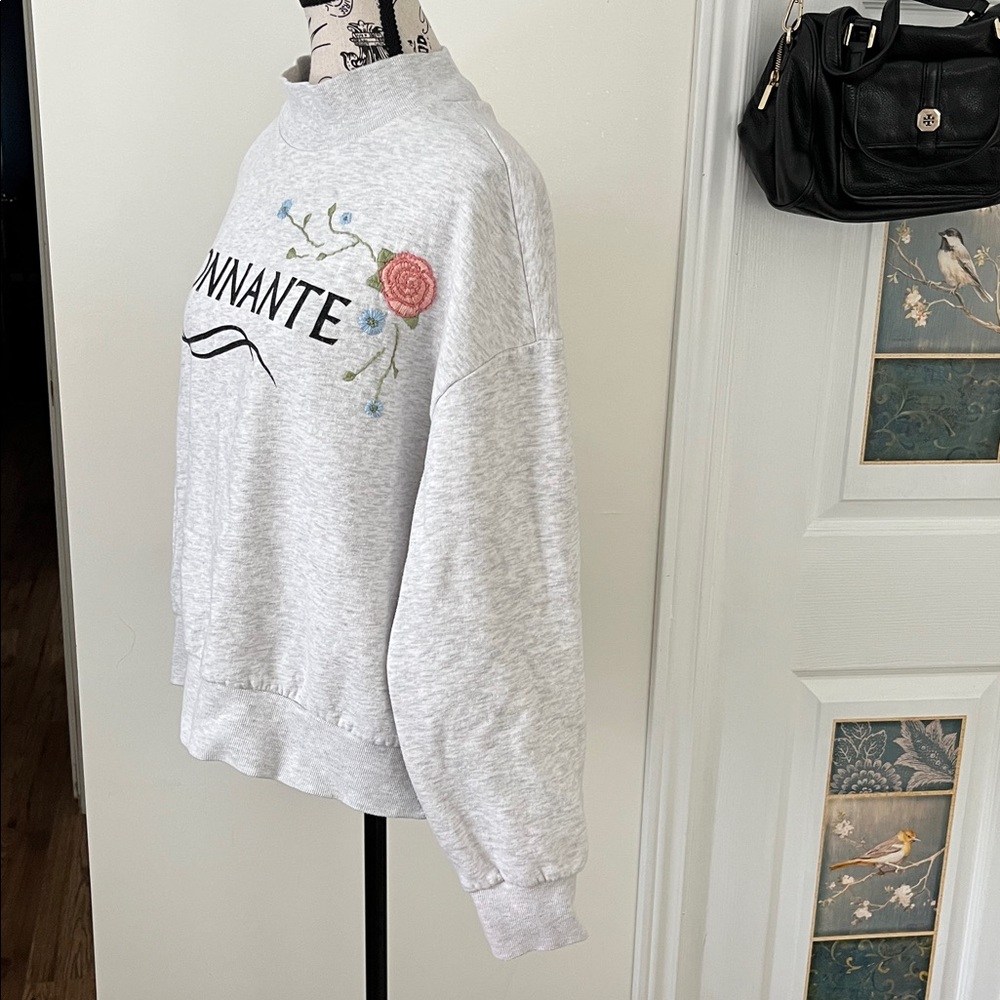 🍎H&M Gray Sweatshirt with Floral Accents - Picture 6 of 9